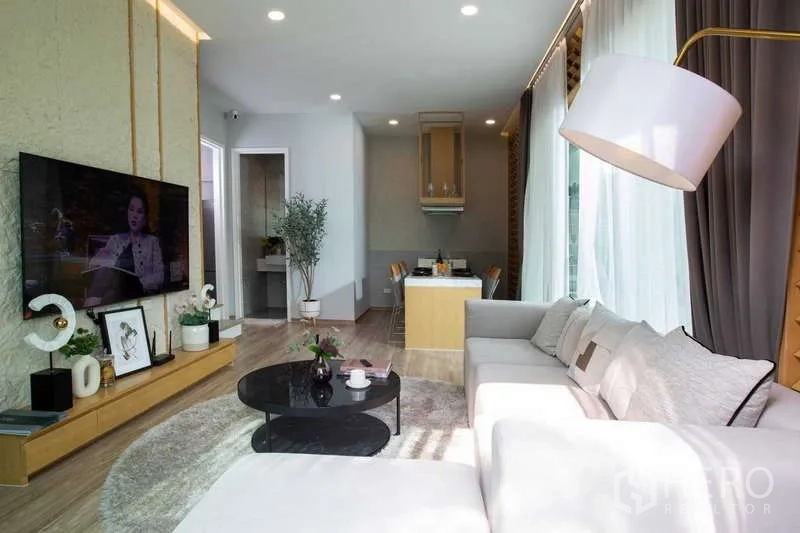 独立式住宅 出租或出售在Lat Krabang, Bangkok - 开放式客餐厅，自然采光充足并俯瞰泳池。