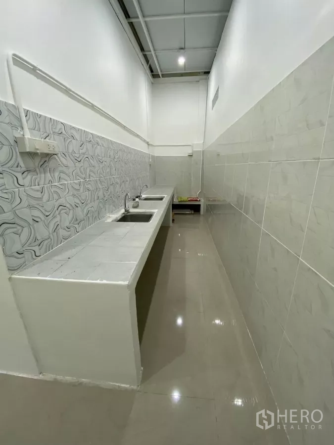 带办公室的家 出租在Pathum Wan, Bangkok - 狭长小厨房，双水槽，瓷砖挡水板与高挑顶。