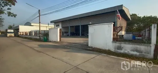 คลังสินค้า ให้เช่าในKhlong Luang, Pathum Thani - ทางเข้าโกดังติดถนน พร้อมรั้วล้อมและทางเข้า-ออกกว้าง
