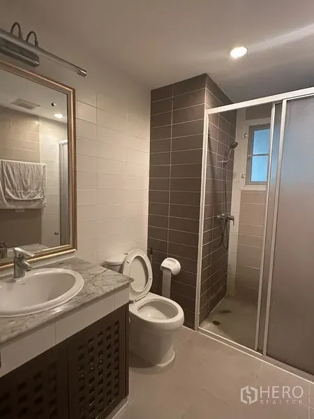 公寓 出售在Watthana, Bangkok - 现代卫浴，带大理石台面洗手台、马桶及玻璃干湿分离淋浴间。