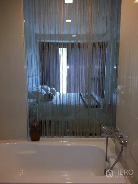 คอนโด ให้เช่าในWatthana, Bangkok - ห้องน้ำพร้อมอ่างอาบน้ำ ฝักบัวมือ และผนังกระจกมองเห็นห้องนอน