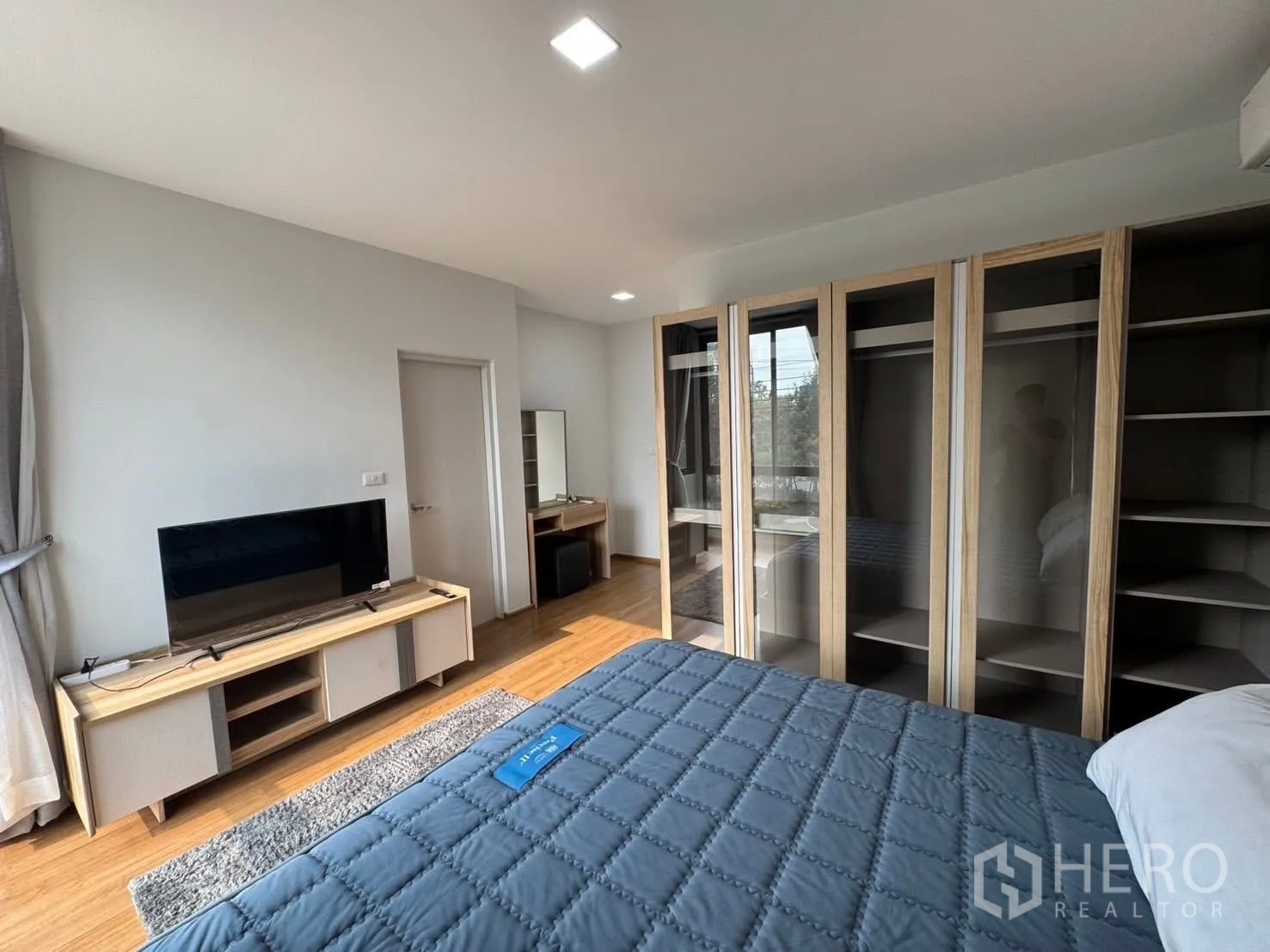 联排别墅 for rent in Bang Phli, Samut Prakan - 采光充足的卧室，带电视柜、玻璃门大衣柜和双人床。