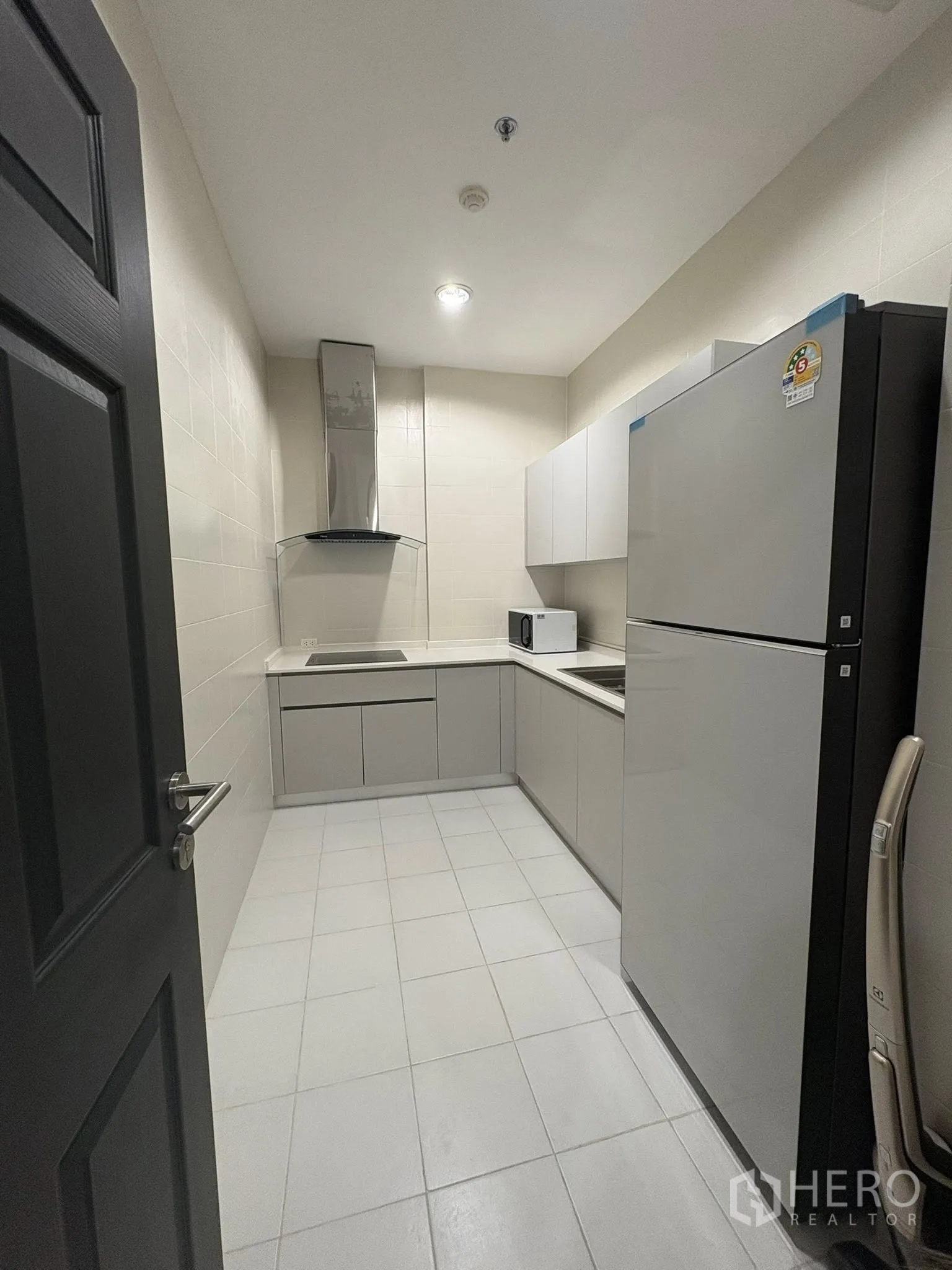 คอนโด for rent in Ratchathewi, Bangkok - ครัวรูปตัวแอลสว่าง ตู้บิลท์อิน เตา ฮู้ด และตู้เย็นขนาดใหญ่