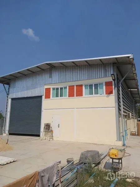 คลังสินค้า ให้เช่าในLam Luk Ka, Pathum Thani - มุมภายนอกโกดัง หลังคาเมทัลชีทและพื้นที่ลานกว้าง