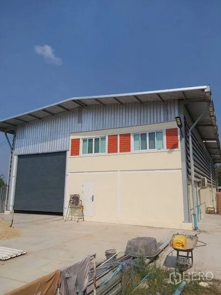 คลังสินค้า ให้เช่าในLam Luk Ka, Pathum Thani - มุมภายนอกโกดัง หลังคาเมทัลชีทและพื้นที่ลานกว้าง