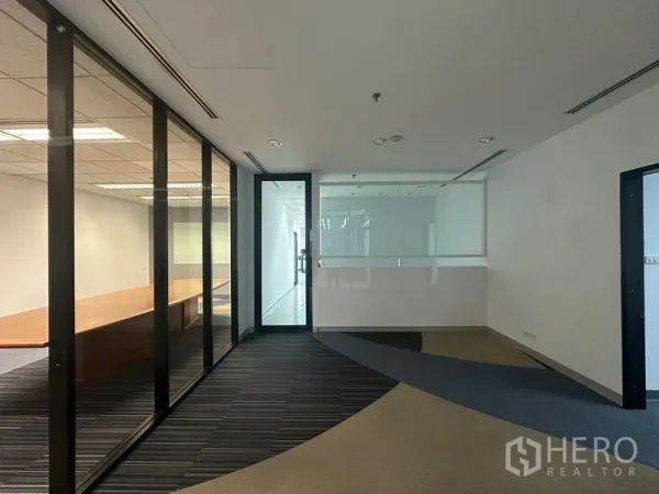 办公空间 出租在Khlong Toei, Bangkok - 入口走廊带玻璃隔断，可透视到会议室。