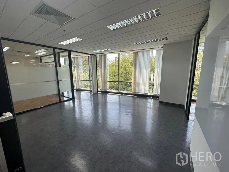 สำนักงาน ให้เช่า - ห้องสว่าง ผนังกระจก และหน้าต่างเต็มบานมองเห็นความเขียวขจี
