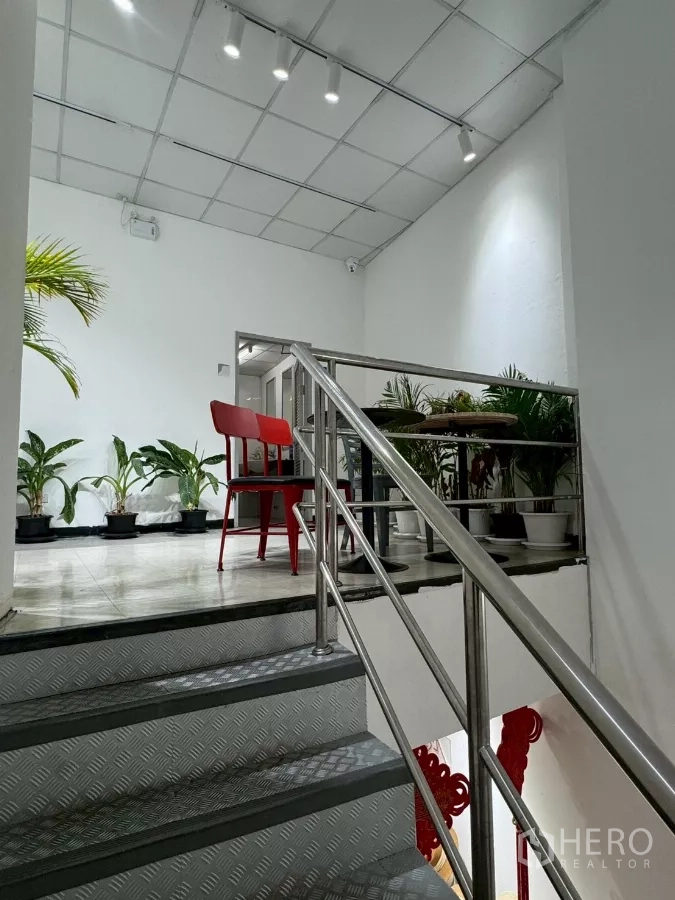 店屋 出租在Samphanthawong, Bangkok - 金属楼梯与扶手，通向楼上休息区。