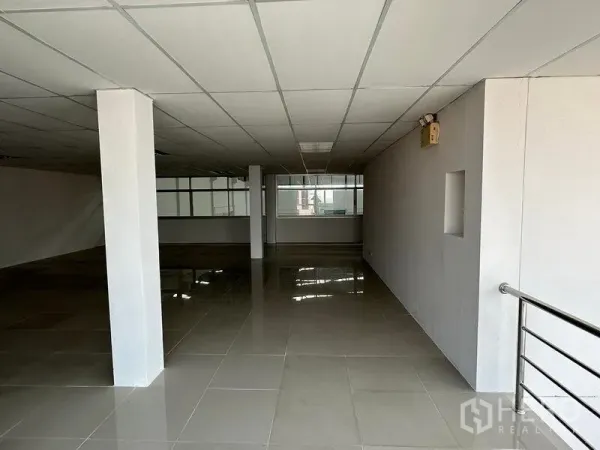 Warehouse for rent in Mueang Samut Prakan, Samut Prakan - Open-plan office floor with tiled flooring, drop ceiling and large windows inside the facility.