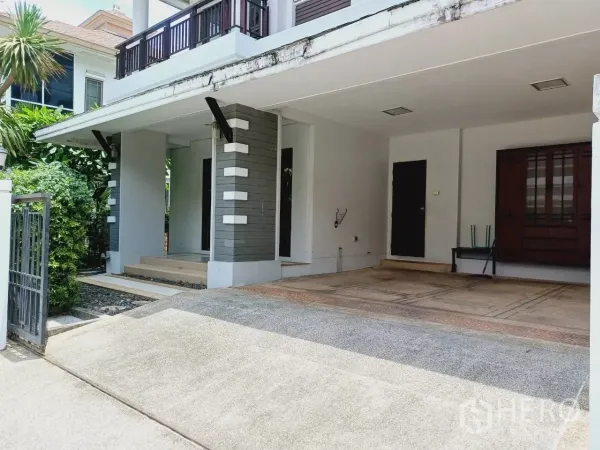 独立式住宅 出租或出售在Mueang Nonthaburi, Nonthaburi - 带顶车棚与宽敞车道，临近花园的入户区。