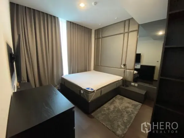 คอนโด ให้เช่าในWatthana, Bangkok - ห้องนอนอบอุ่น ผนังหัวเตียงบุผ้า ฐานเตียงควีน และพื้นไม้โทนเข้ม