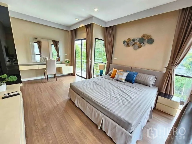独立式住宅 出租在Prawet, Bangkok - 采光充足的主卧，落地窗连通阳台，配有内置梳妆台