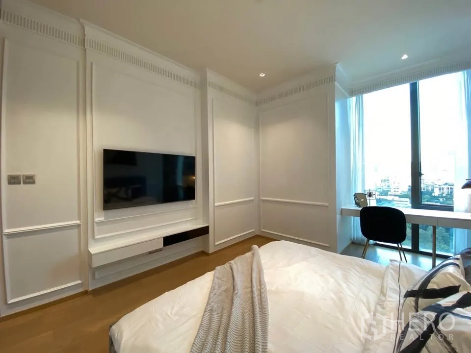 公寓 for rent in Pathum Wan, Bangkok - 卧室面向壁挂电视，长窗配纱帘并可远眺城市景色。