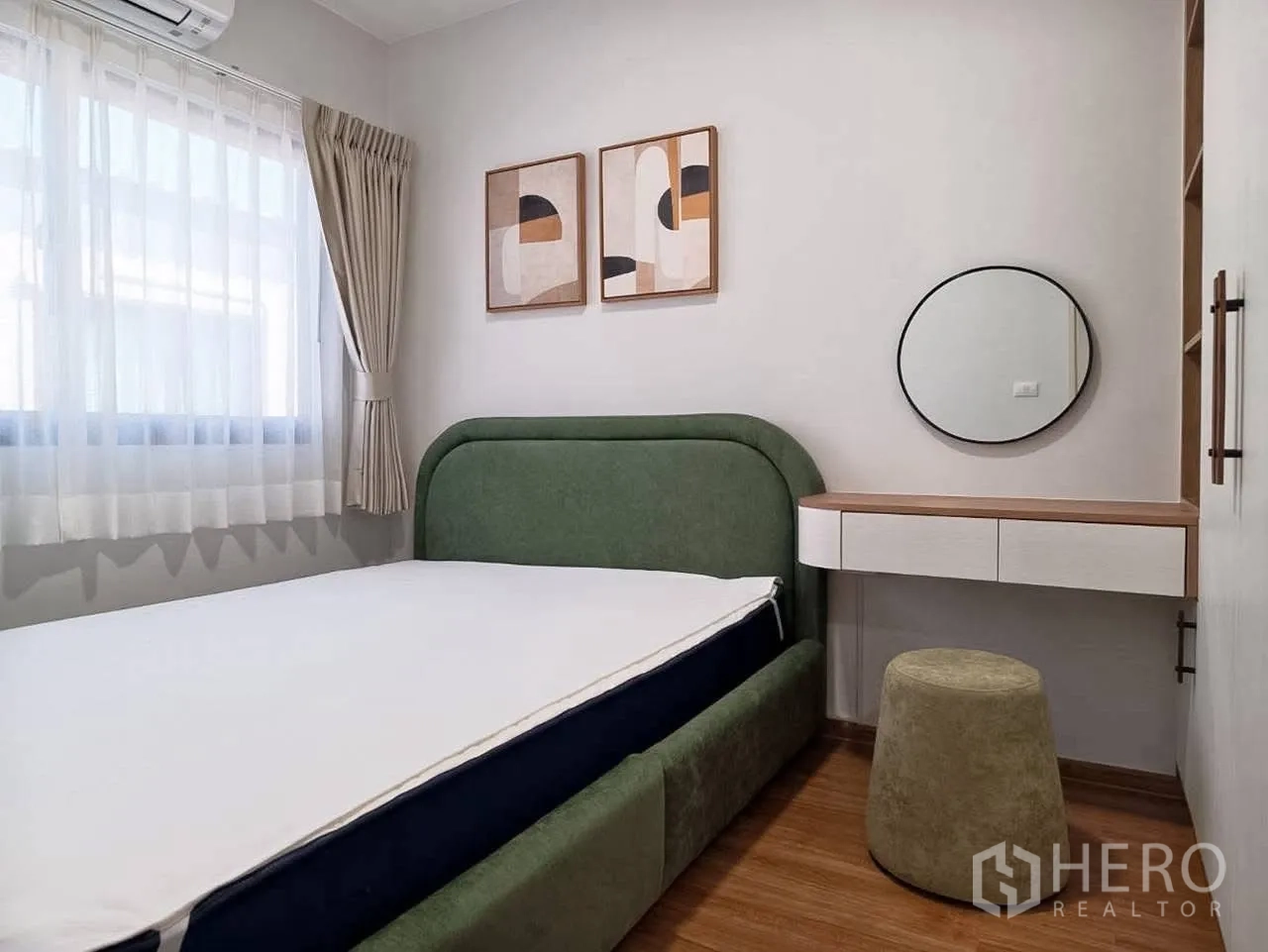 ทาวน์เฮาส์ for rent in Bang Phli, Samut Prakan - ห้องนอนอบอุ่นพร้อมเตียง โต๊ะเครื่องแป้ง กระจกกลม ภาพตกแต่ง และหน้าต่างพร้อมผ้าม่าน