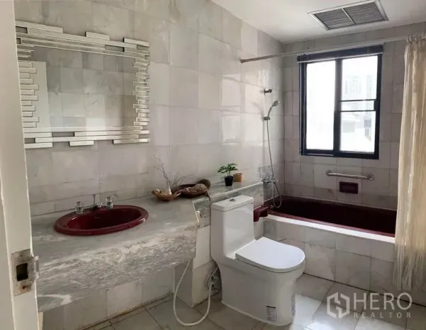 联排别墅 出租在Watthana, Bangkok - 带浴缸的浴室，配大理石台面与红色洗手盆，采光充足。