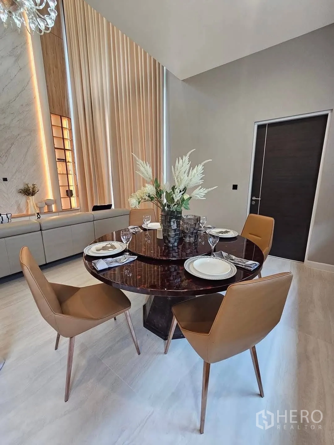 บ้านเดี่ยว for rent or sale in Suan Luang, Bangkok - พื้นที่รับประทานอาหารโต๊ะกลมสำหรับสี่ที่นั่งเก้าอี้ร่วมสมัย