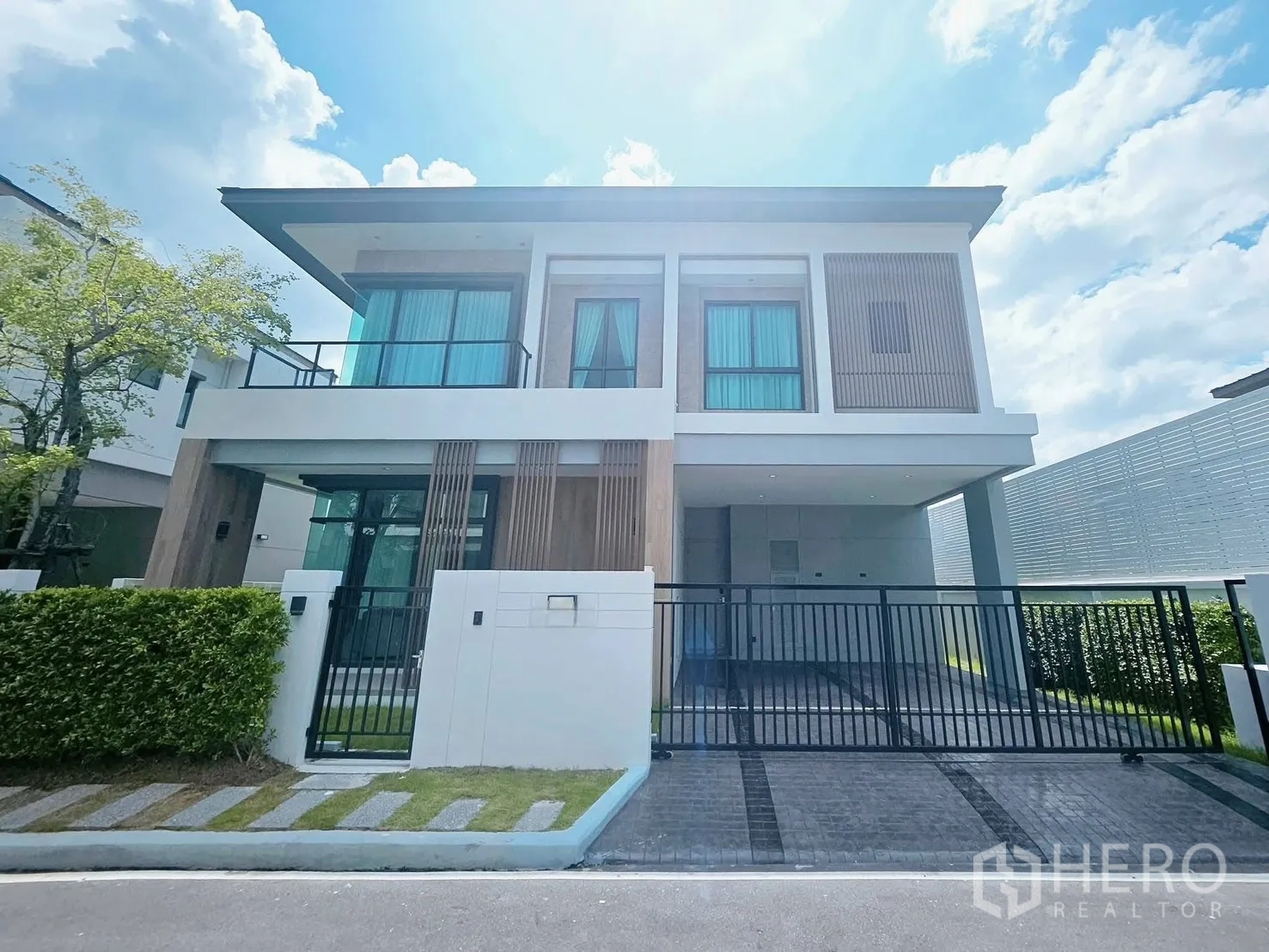 Detached House for rent or sale in Bang Phli, Samut Prakan - Modern two-storey detached house exterior with gated driveway and balcony.