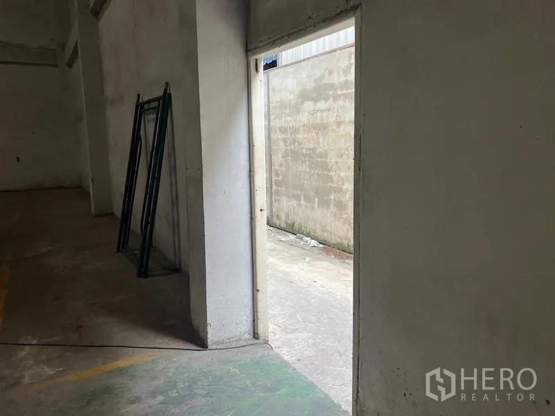 货栈 出租在Bang Sao Thong, Samut Prakan - 从仓库通往狭窄外通道的侧门。