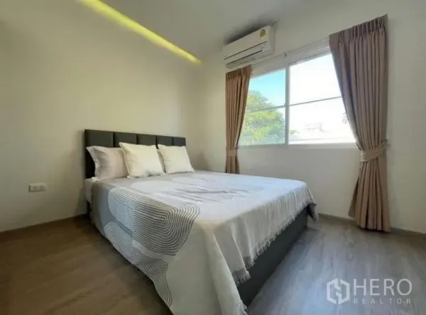 联排别墅 出租在Prawet, Bangkok - 采光良好的卧室，双人床、窗户与木地板