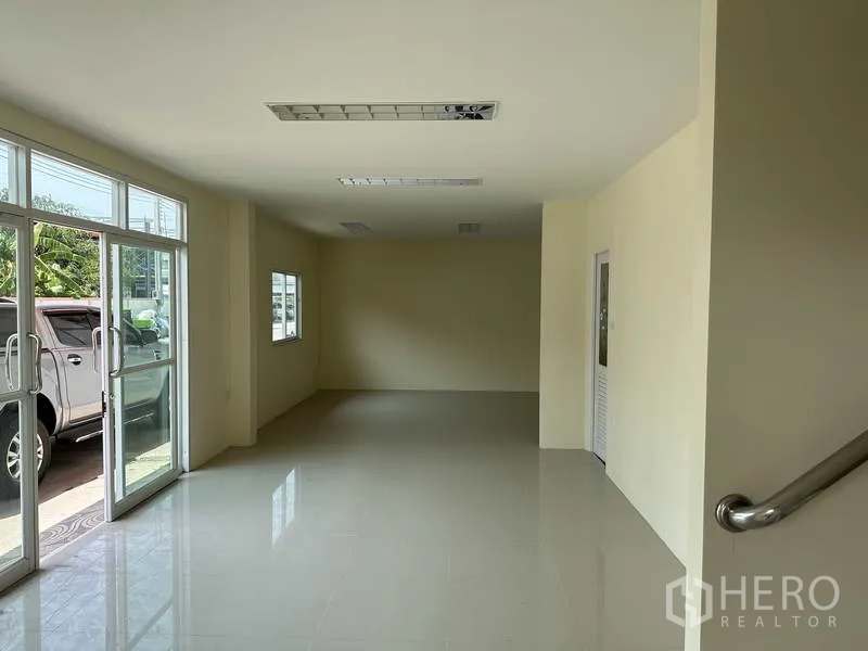工厂 出售在Mueang Samut Prakan, Samut Prakan - 办公室入口大厅，玻璃门、窗户与通往二层的扶手楼梯。
