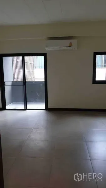 联排别墅 出租或出售在Khlong Toei, Bangkok - 明亮卧室，推拉玻璃门连阳台，挂壁空调。