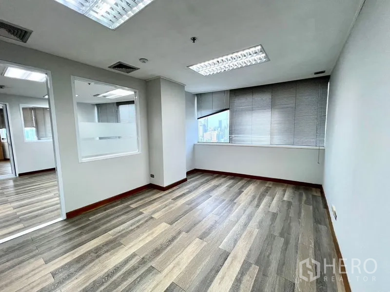 办公空间 出租在Watthana, Bangkok - 转角办公室，城市景观与百叶窗，自然采光充足