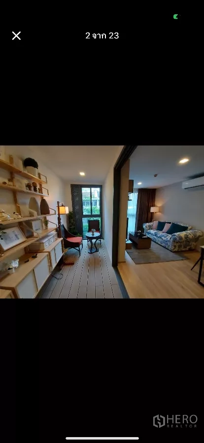公寓 出租在Watthana, Bangkok - 手机截图，显示以推拉门分隔的阳光房与客厅。