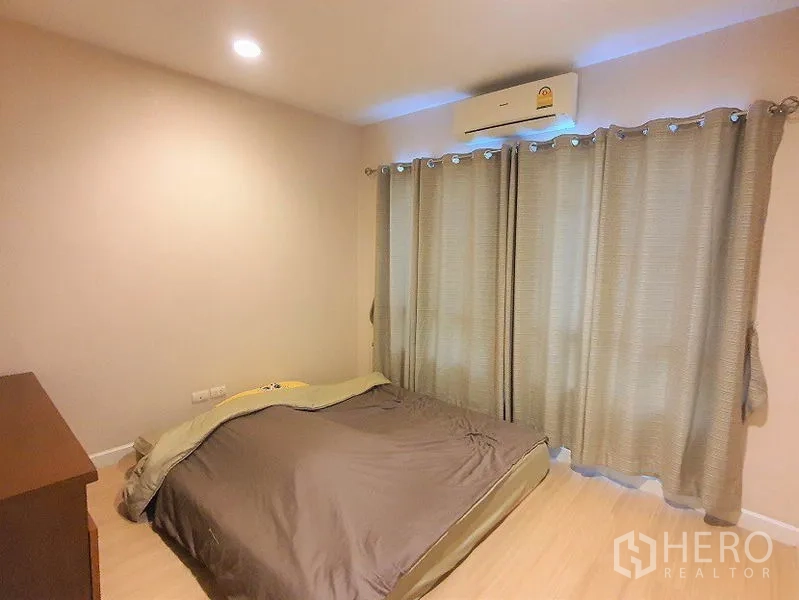 联排别墅 出租在Wang Thonglang, Bangkok - 温馨卧室，设空调与遮光窗帘