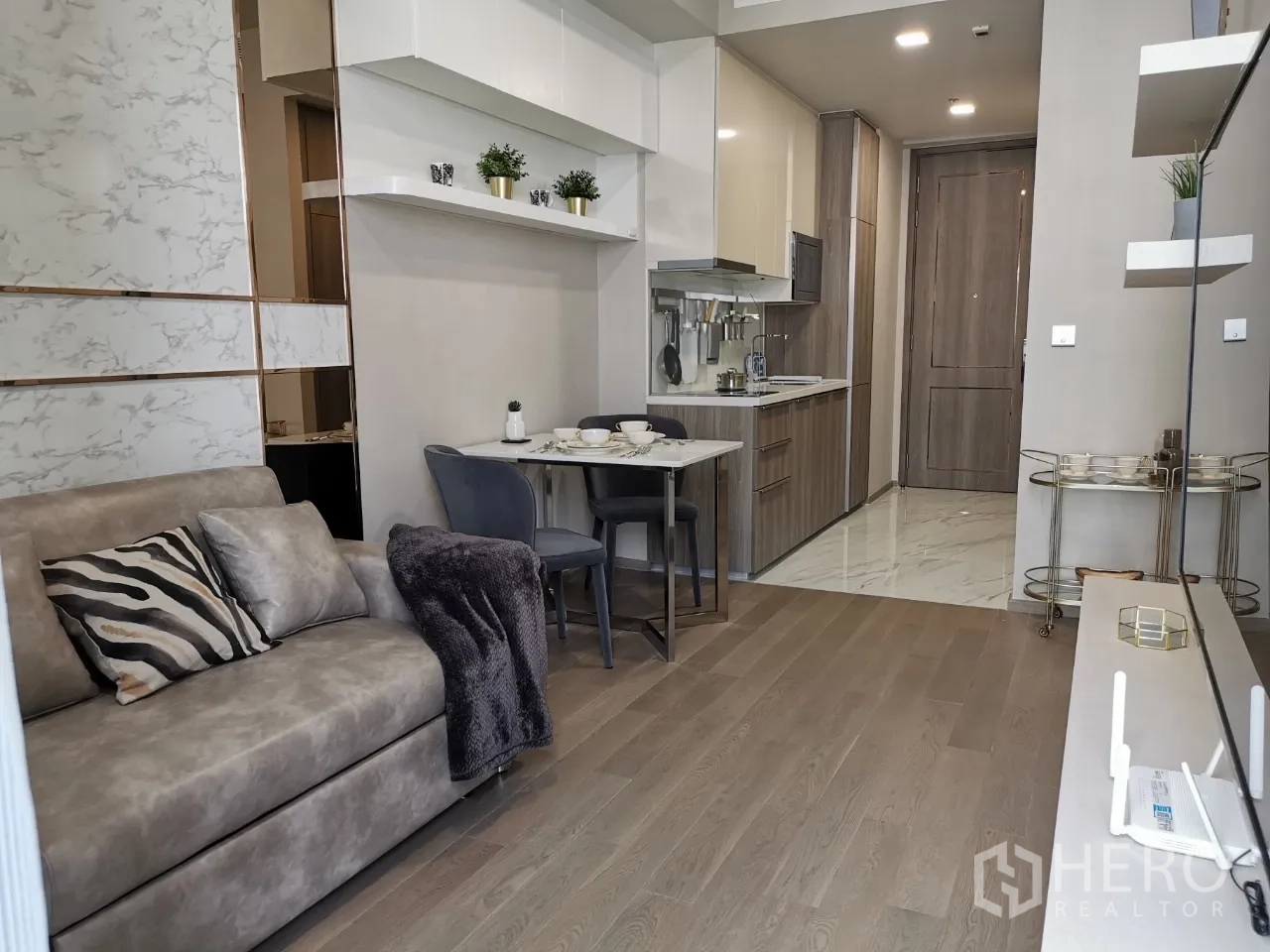 คอนโด for rent in Watthana, Bangkok - ห้องนั่งเล่นสไตล์โมเดิร์นแบบเปิดโล่ง มีโซฟา โต๊ะทานอาหาร แพนทรี พื้นไม้ และชั้นลอยตกแต่ง