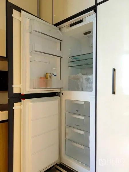 Condominium for rent in Khlong Toei, Bangkok - Open built-in refrigerator and freezer in a sleek light-tone kitchen.