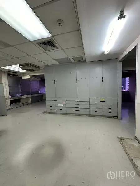 办公空间 出租在Watthana, Bangkok - 带灰色储物柜和日光灯的后台办公区