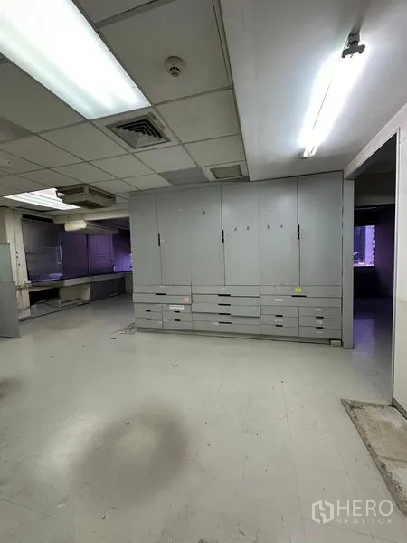 办公空间 出租在Watthana, Bangkok - 带灰色储物柜和日光灯的后台办公区