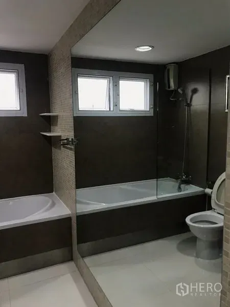 คอนโด ขายในWatthana, Bangkok - ห้องน้ำสไตล์โมเดิร์น มีอ่างอาบน้ำ กั้นกระจก โถสุขภัณฑ์ และหน้าต่างบานเล็ก