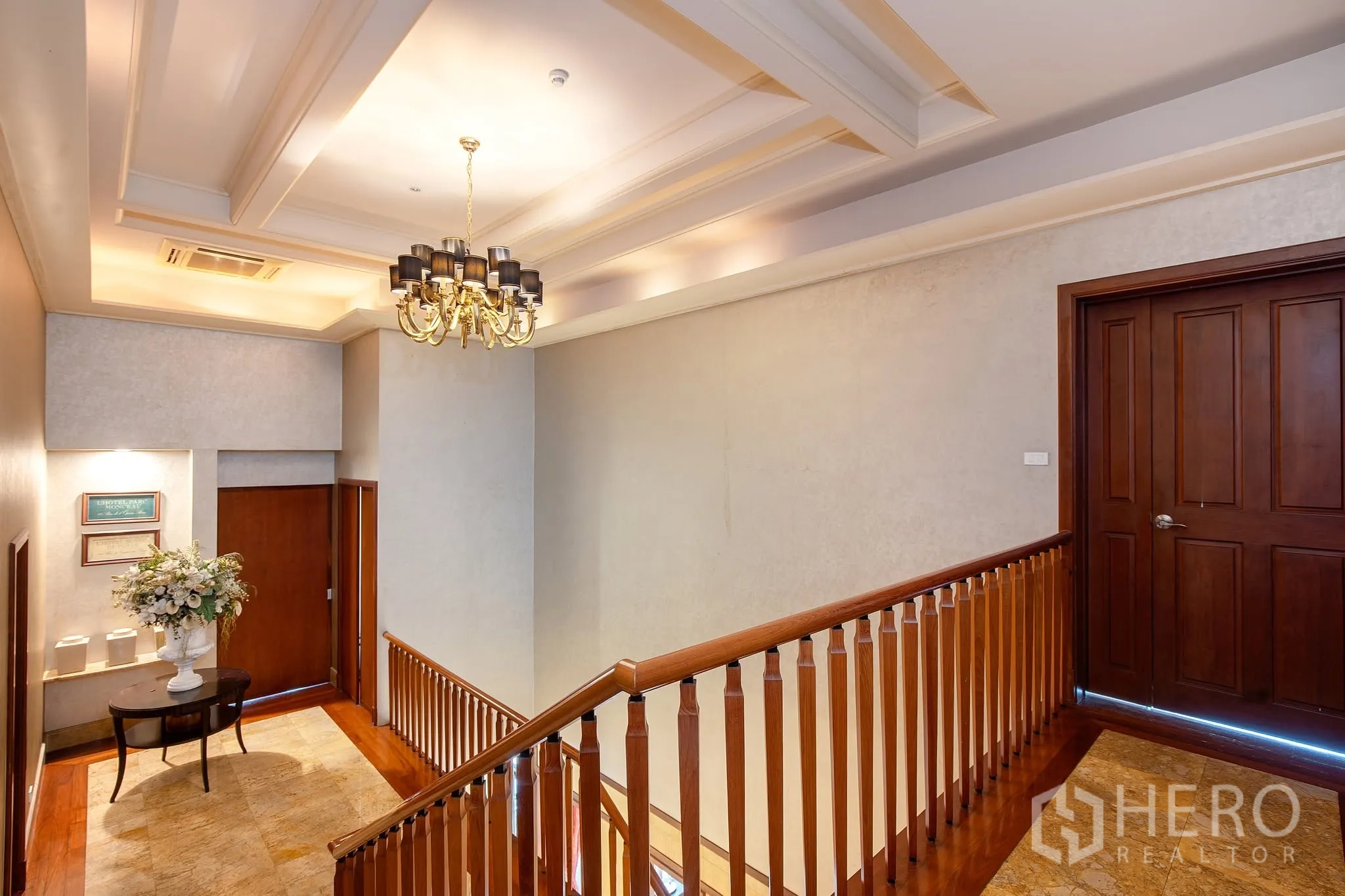 บ้านเดี่ยว for rent or sale in Watthana, Bangkok - โถงชั้นบนพร้อมบันไดไม้ โคมแชนเดอเลียร์ และพื้นหินอ่อน