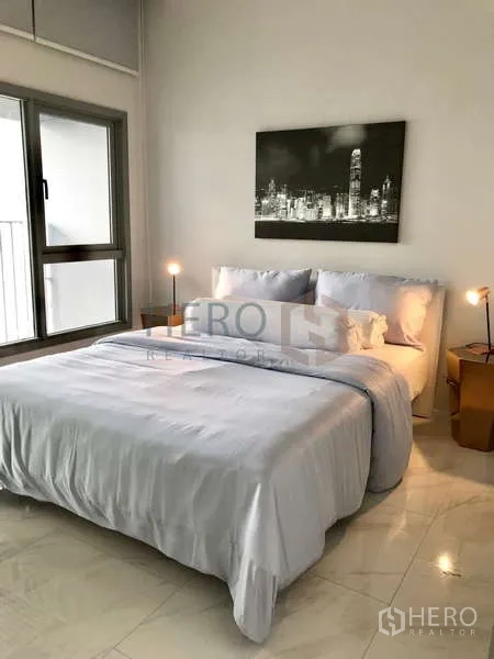 公寓 出租 - HYDE Sukhumvit 11 卧室，大床、床头灯与窗户。