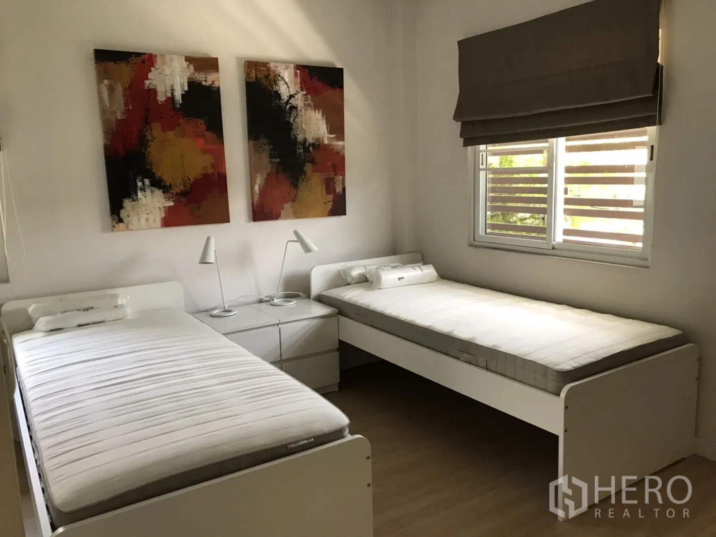 Detached House for rent or sale in Saphan Sung, Bangkok - Twin bedroom with two single beds, bedside drawers and garden-view window.