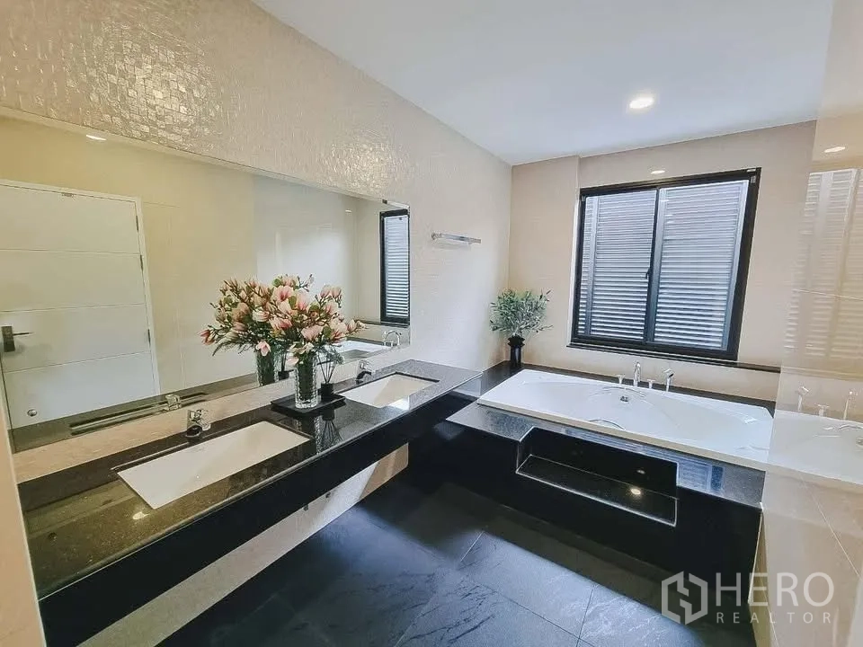 独栋房屋 for rent or sale in Bang Phli, Samut Prakan - 典雅卫浴，双台盆、大镜面与内置浴缸。