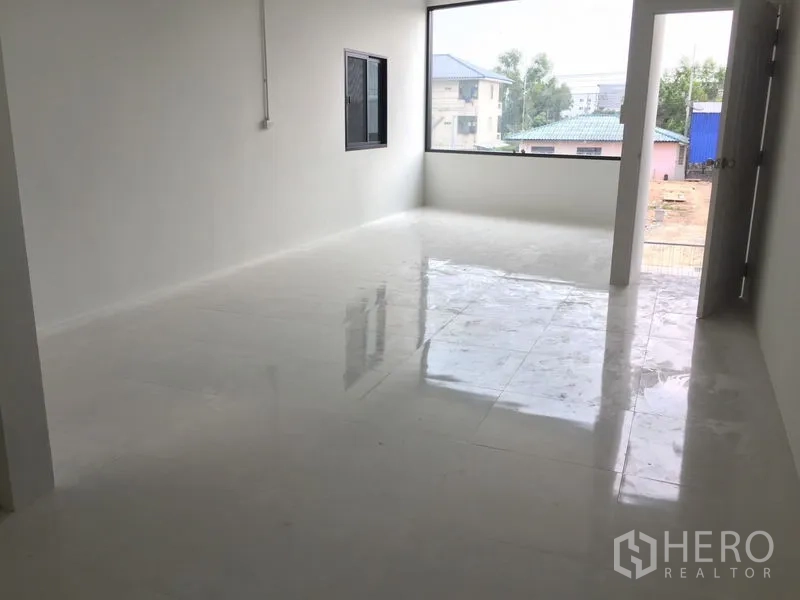 货栈 出售在Khlong Luang, Pathum Thani - 楼上明亮办公室，超大窗户俯瞰前院。