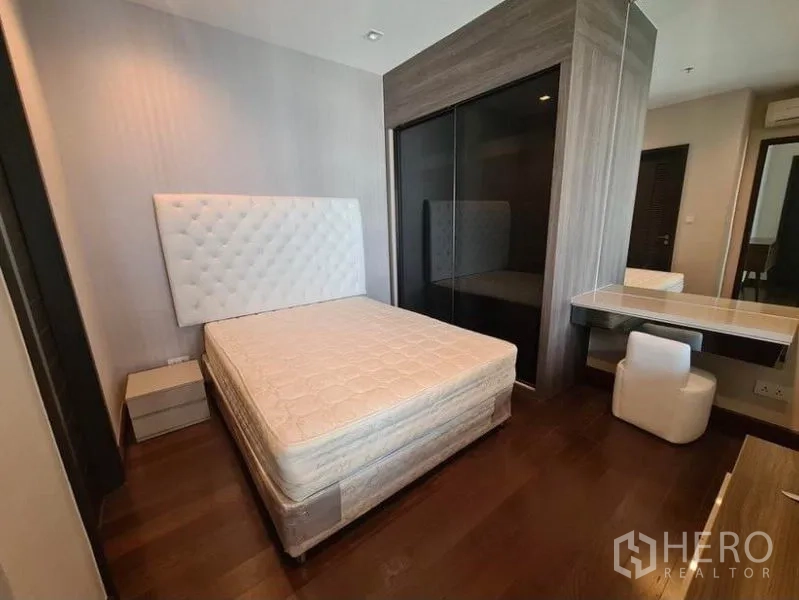 公寓 出租或出售在Huai Khwang, Bangkok - 第二卧室配推拉门衣柜与小型梳妆台。