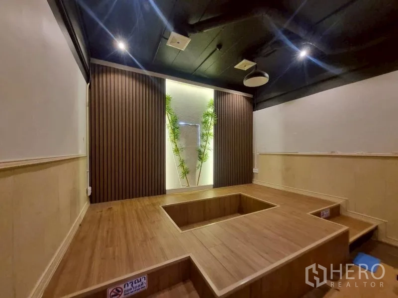 อาคารพาณิชย์ ให้เช่าหรือขายในWatthana, Bangkok - ห้องยกพื้นสไตล์ทาทามิ ที่นั่งแบบเว้าลง ผนังตกแต่ง