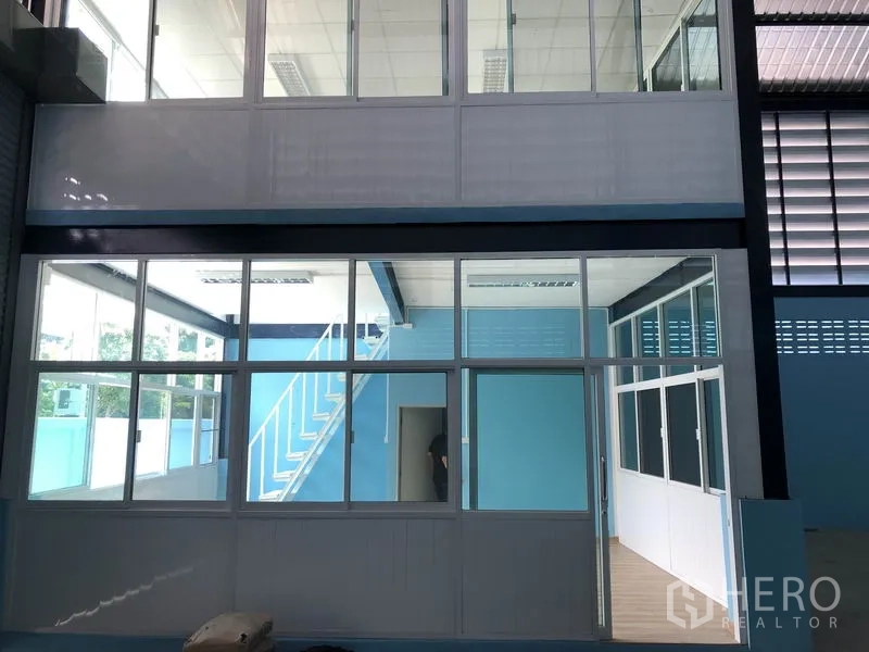 โรงงาน ให้เช่าหรือขายในBang Bua Thong, Nonthaburi - ออฟฟิศสองชั้นภายในอาคาร มีบันไดขึ้นและหน้าต่างกระจกขนาดใหญ่