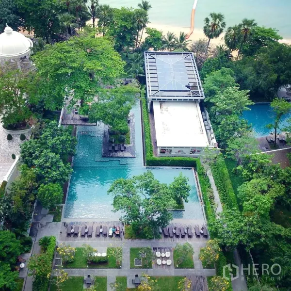 คอนโด ให้เช่าหรือขายในBang Lamung, Chon Buri - มุมสูงของสระว่ายน้ำสไตล์รีสอร์ทและสวนสีเขียวติดชายหาด
