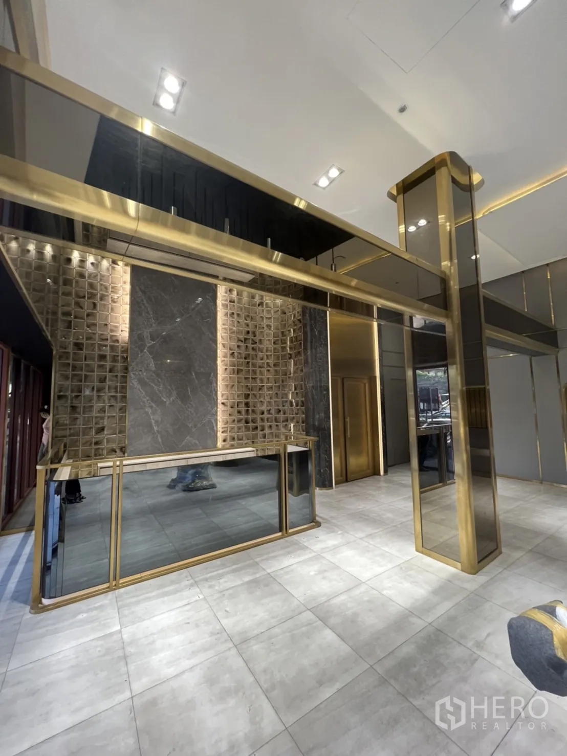 店屋 出租在Phra Khanong, Bangkok - 接待区采用大理石与镜面饰面，搭配金色框架。