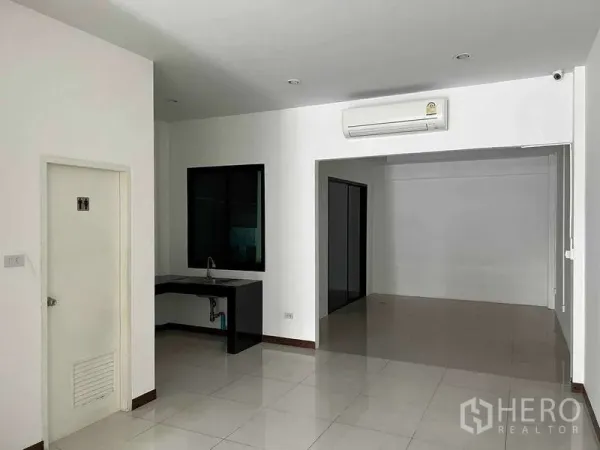 带办公室的家 出租在Bueng Kum, Bangkok - 一层开放式空间，亮面地砖，水槽台，窗户与壁挂空调。