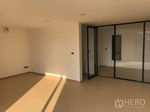 工厂 出售在Thanyaburi, Pathum Thani - 带推拉玻璃隔断的办公区，木色地板