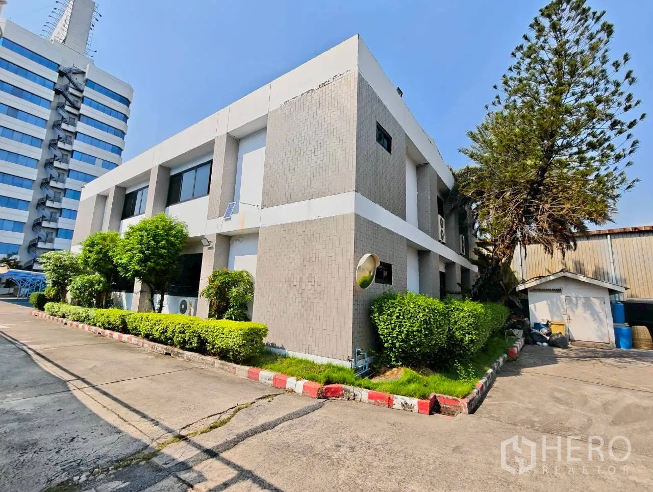 独立物业 for rent in Lak Si, Bangkok - 两层独栋建筑外立面，景观绿化与车道，位于Lak Si。