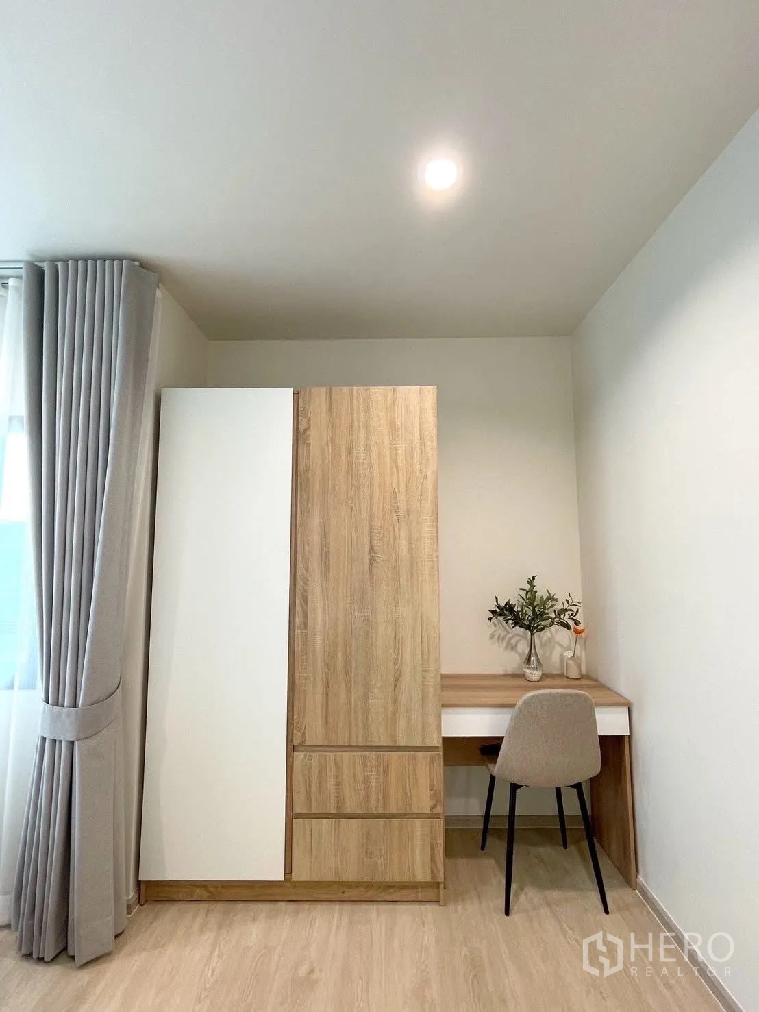 บ้านเดี่ยว for rent in Bang Phli, Samut Prakan - ตู้เสื้อผ้าบิวต์อินข้างมุมทำงานขนาดกะทัดรัดพร้อมเก้าอี้และแจกันวางตกแต่ง