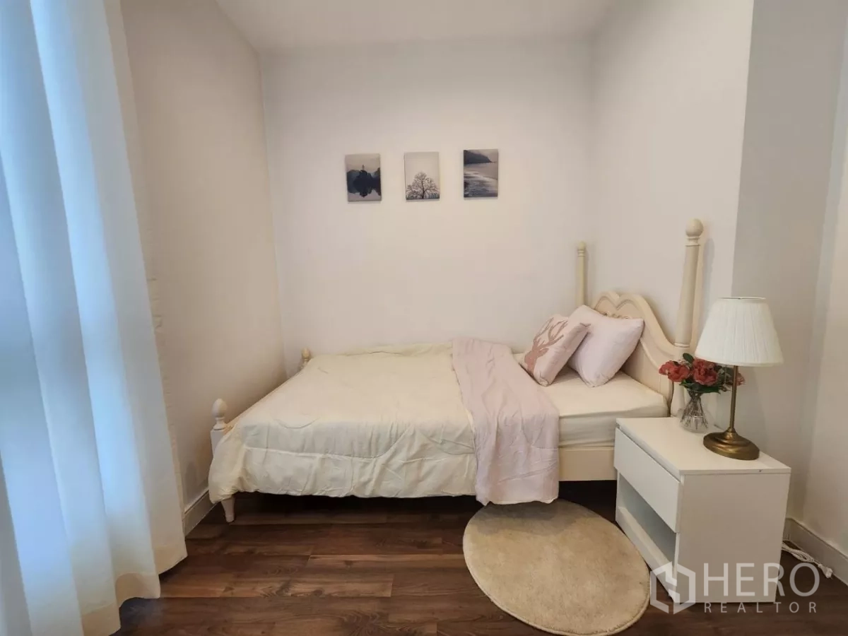 Condominium for rent in Phra Khanong, Bangkok - Second bedroom with single bed, nightstand, and soft decor.