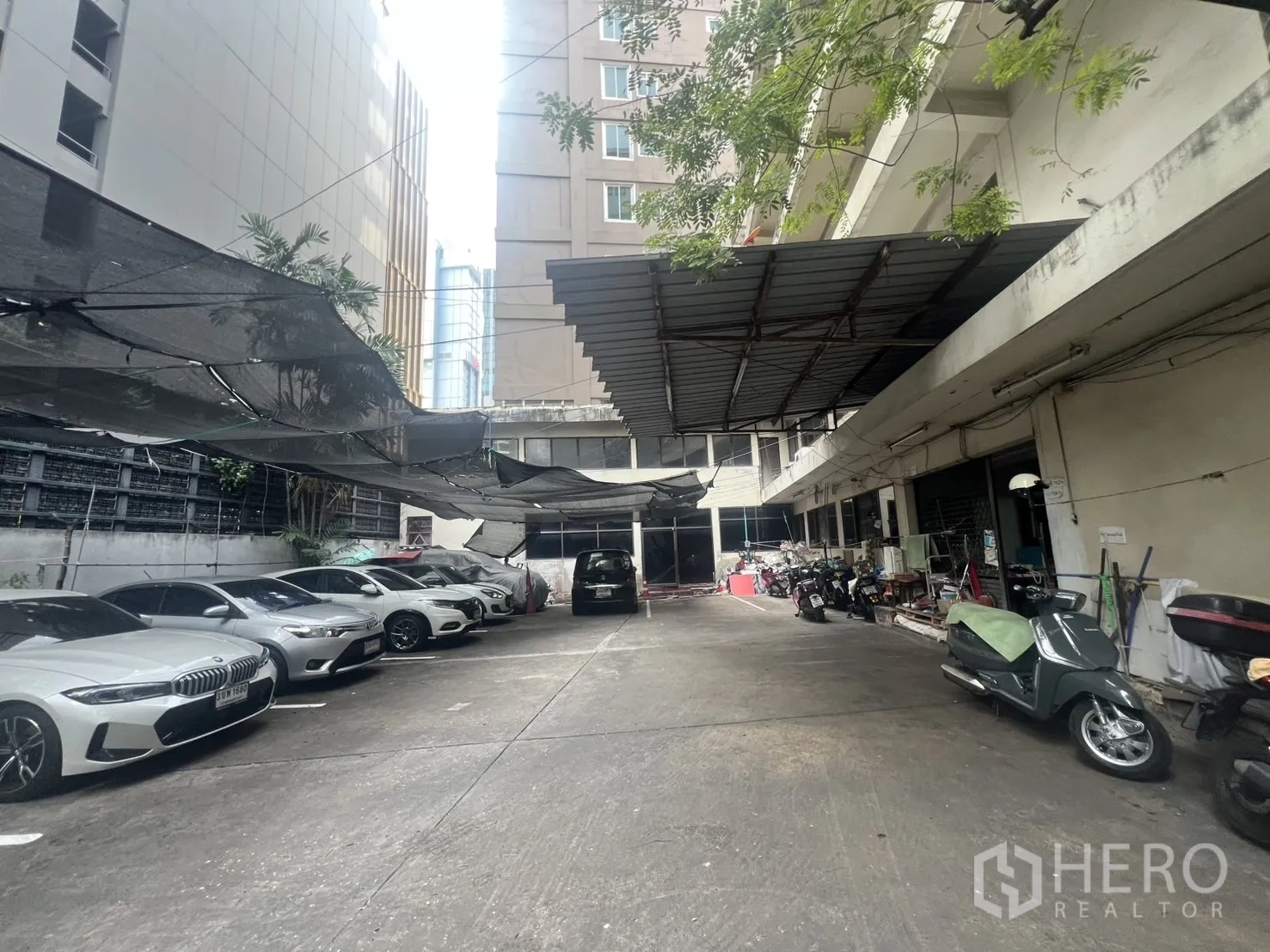 店屋 出租 - 带遮阳的院内停车区，可停多辆汽车与摩托车。