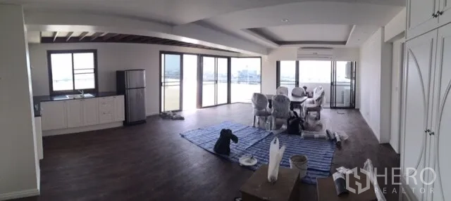 公寓 出租或出售在Chatuchak, Bangkok - 宽敞的客餐厅，推拉玻璃门连接超大露台，可眺望城市天际线。